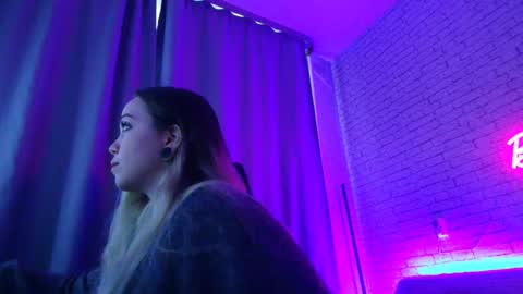 Snapshot of _crazybee_ chatting on 12-05-25, 05:27 Nica online show from 12-05-25, 05:27