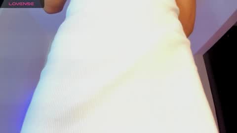 Snapshot of _emmaruiz chatting on 05-18-26, 05:19 Emma online show from 05-18-26, 05:19