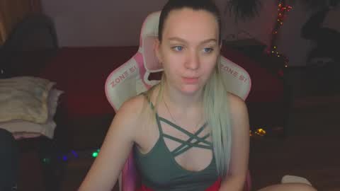 Snapshot of _evellyn_ chatting on 12-17-24, 08:23 Evie online show from 12-17-24, 08:23