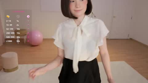 Snapshot of _female_essence_ chatting on 09-17-25, 04:08 Essie online show from 09-17-25, 04:08