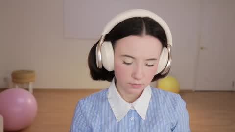 Snapshot of _female_essence_ chatting on 09-20-25, 03:46 Essie online show from 09-20-25, 03:46