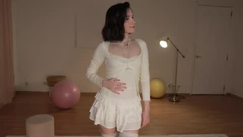 Snapshot of _female_essence_ chatting on 10-10-25, 02:27 Essie online show from 10-10-25, 02:27