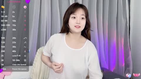 Snapshot of _flipped_ chatting on 10-22-25, 01:06 Flipped online show from 10-22-25, 01:06