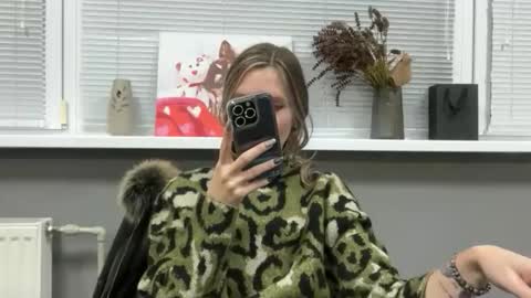 Snapshot of _florinika_ chatting on 11-13-25, 04:17 Flora online show from 11-13-25, 04:17