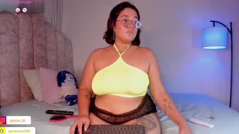 Snapshot of _giovaa_ chatting on 03-09-25, 08:42 G I O V A online show from 03-09-25, 08:42