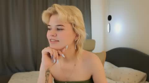 Snapshot of _honnyland chatting on 06-14-26, 01:24 Alisha online show from 06-14-26, 01:24
