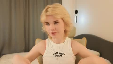 Snapshot of _honnyland chatting on 06-22-26, 01:19 Alisha online show from 06-22-26, 01:19