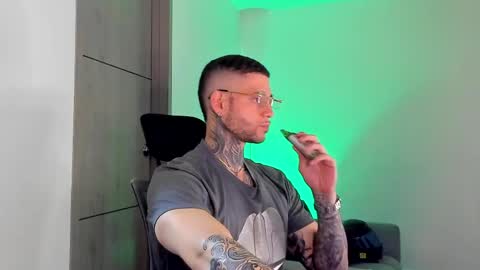 Snapshot of _jamesleandros chatting on 05-03-26, 04:18 jeison online show from 05-03-26, 04:18