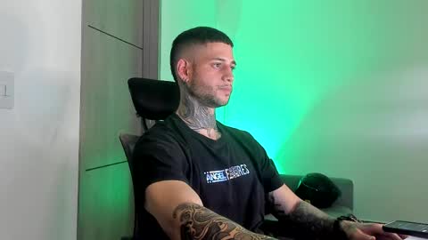 Snapshot of _jamesleandros chatting on 05-20-26, 01:56 jeison online show from 05-20-26, 01:56