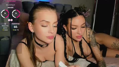 Snapshot of _jesslei_ chatting on 05-11-26, 04:04 Jess blond and Leila brunette online show from 05-11-26, 04:04