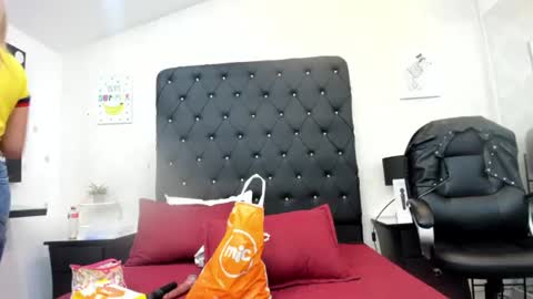 Snapshot of _johnson_alana chatting on 06-24-26, 12:53 _johnson_alana online show from 06-24-26, 12:53