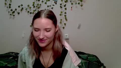 _kikiclark_ online show from 10-25-25, 09:20