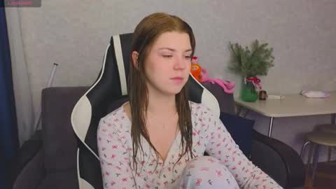 Snapshot of _kirieshka chatting on 12-18-25, 07:42 Molly Emily online show from 12-18-25, 07:42