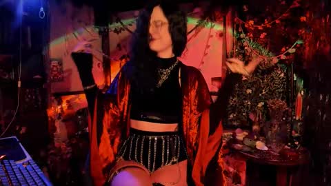 Lady Luna online show from 10-20-25, 11:49