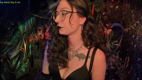 Snapshot of _lady_luna_ chatting on 05-13-26, 10:17 Lady Luna online show from 05-13-26, 10:17