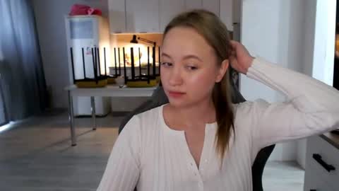 Snapshot of _lalune_ chatting on 06-23-26, 12:47 _lalune_ online show from 06-23-26, 12:47