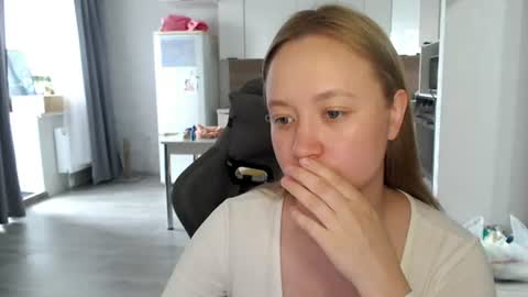Snapshot of _lalune_ chatting on 06-25-26, 09:36 _lalune_ online show from 06-25-26, 09:36