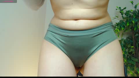 Snapshot of _little_misss chatting on 12-13-24, 01:44 Mila online show from 12-13-24, 01:44