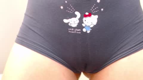 Snapshot of _little_misss chatting on 11-11-25, 07:19 Mila online show from 11-11-25, 07:19