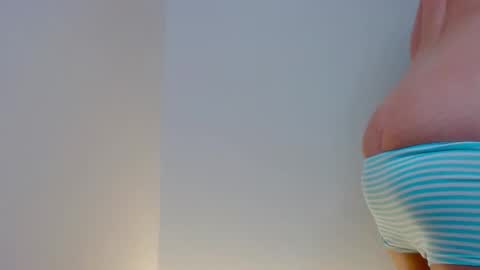 Snapshot of _little_misss chatting on 11-30-25, 07:23 Mila online show from 11-30-25, 07:23