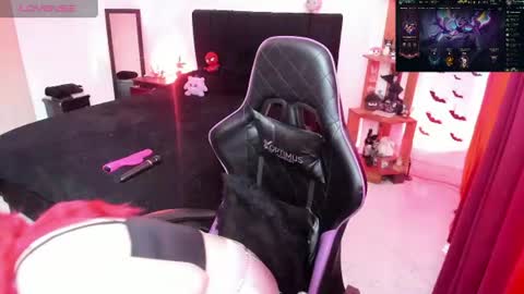 Queen.  Help me reach 100 thumbs up  online show from 06-18-26, 07:29