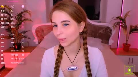 Snapshot of _mari_clark chatting on 10-11-25, 11:36 Eva online show from 10-11-25, 11:36