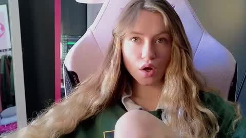 Snapshot of _mavka chatting on 02-25-26, 12:26 Elisa online show from 02-25-26, 12:26