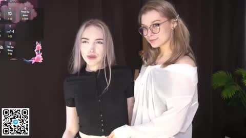 Elva and Kate  online show from 09-12-25, 07:41