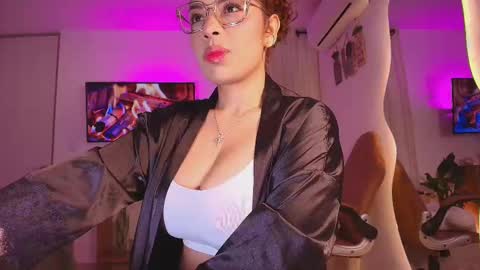 Snapshot of _megan_akbar chatting on 10-01-25, 12:11 Marce online show from 10-01-25, 12:11