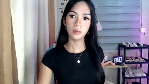 Snapshot of _mellyxxx chatting on 04-28-26, 12:43 Melly online show from 04-28-26, 12:43