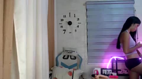 Snapshot of _mellyxxx chatting on 05-27-26, 02:03 Melly online show from 05-27-26, 02:03
