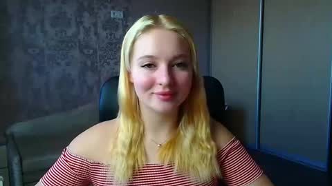 Snapshot of _mila_la_ chatting on 03-06-26, 10:23 Melanie online show from 03-06-26, 10:23