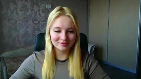 Snapshot of _mila_la_ chatting on 03-11-26, 12:33 Melanie online show from 03-11-26, 12:33