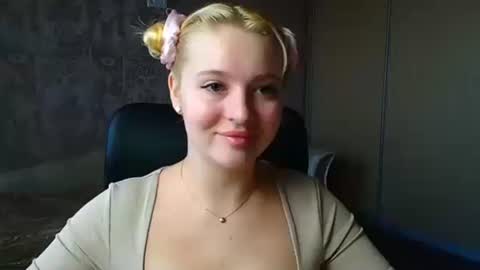 Snapshot of _mila_la_ chatting on 03-13-26, 07:48 Melanie online show from 03-13-26, 07:48