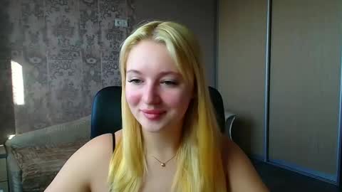 Snapshot of _mila_la_ chatting on 03-14-26, 12:54 Melanie online show from 03-14-26, 12:54