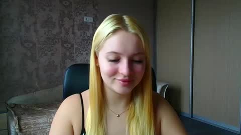 Snapshot of _mila_la_ chatting on 03-18-26, 10:18 Melanie online show from 03-18-26, 10:18