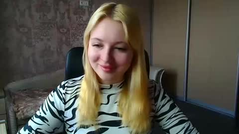 Snapshot of _mila_la_ chatting on 03-25-26, 12:00 Melanie online show from 03-25-26, 12:00