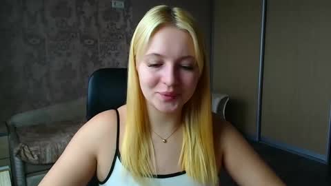 Snapshot of _mila_la_ chatting on 03-28-26, 12:49 Melanie online show from 03-28-26, 12:49