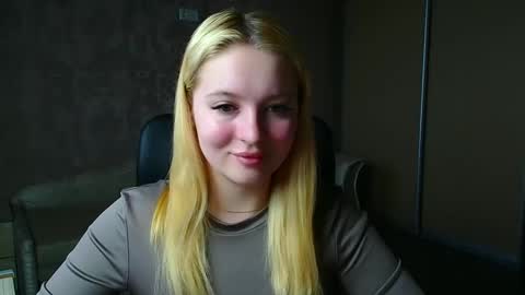 Snapshot of _mila_la_ chatting on 04-08-26, 06:02 Melanie online show from 04-08-26, 06:02