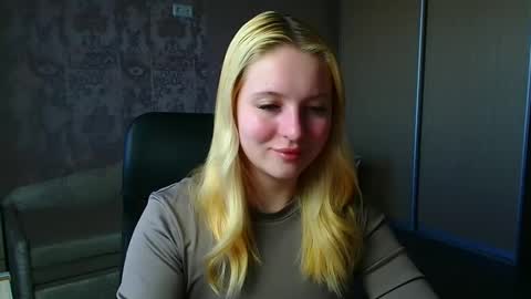 Snapshot of _mila_la_ chatting on 04-14-26, 06:30 Melanie online show from 04-14-26, 06:30