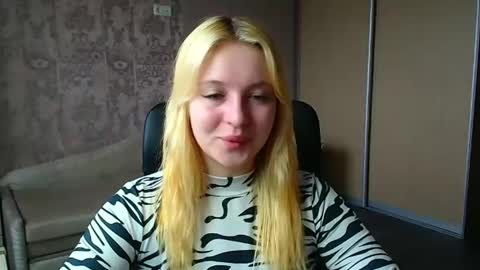 Snapshot of _mila_la_ chatting on 04-16-26, 10:16 Melanie online show from 04-16-26, 10:16