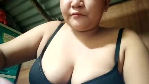 Snapshot of _milkytitsmomxx_ chatting on 06-19-26, 06:23 _milkytitsmomxx_ online show from 06-19-26, 06:23