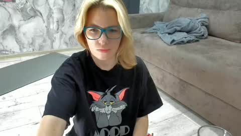 Snapshot of _miss_strawberry_ chatting on 04-20-26, 10:29 Sofia birthday october 29 online show from 04-20-26, 10:29