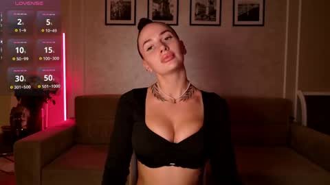 Snapshot of _moon_girl_18 chatting on 05-19-26, 04:35 Nikol online show from 05-19-26, 04:35
