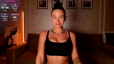 Snapshot of _moon_girl_18 chatting on 05-25-26, 05:41 Nikol online show from 05-25-26, 05:41