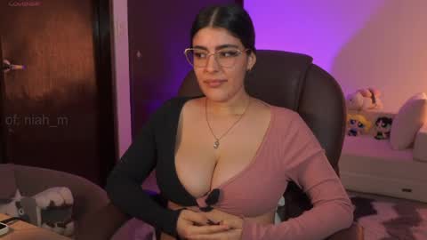 Snapshot of _niah chatting on 05-27-26, 01:57 NiniHelp me by giving my show a thumbs up online show from 05-27-26, 01:57