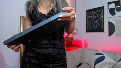 _nicoletteshea_ online show from 05-20-26, 09:54