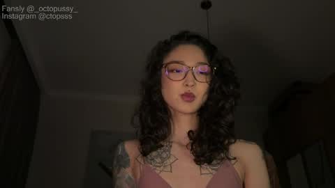 Snapshot of _octopussy_ chatting on 04-20-26, 09:27 Mikayla online show from 04-20-26, 09:27
