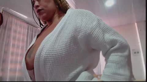 Snapshot of _pamela_milf chatting on 09-13-25, 01:44 Pamenla online show from 09-13-25, 01:44