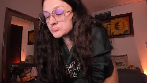 Snapshot of _peach__ chatting on 09-23-25, 03:53 violeta ig online show from 09-23-25, 03:53